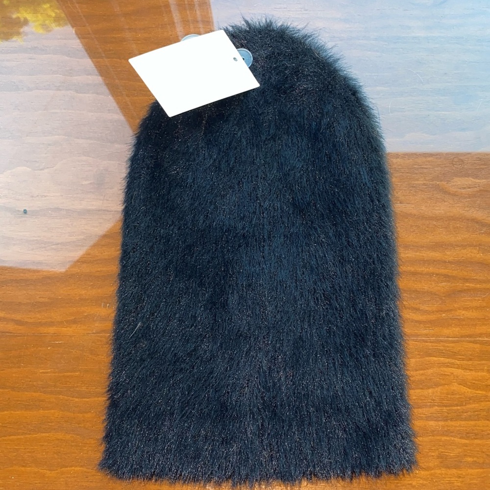 BLACK FUZZY HAT